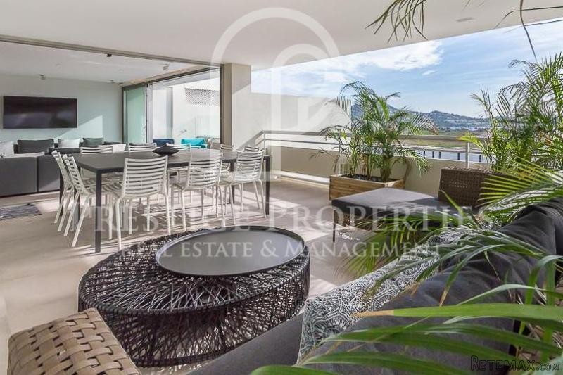 Luxury apartment situated in the Marina..