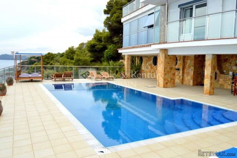 Luxury House In A Privileged Area With..