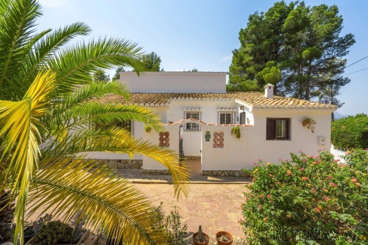This excellent villa is located with a short distance of.. - 4
