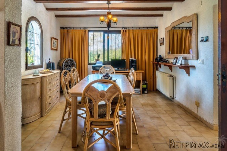 This excellent villa is located with a short distance of.. - 6