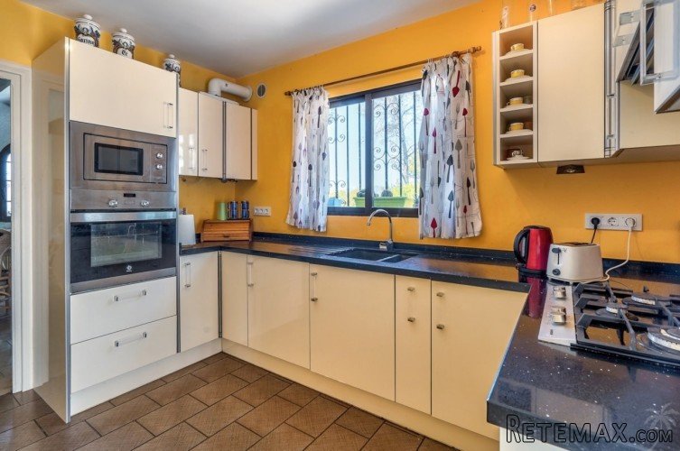 This excellent villa is located with a short distance of.. - 7