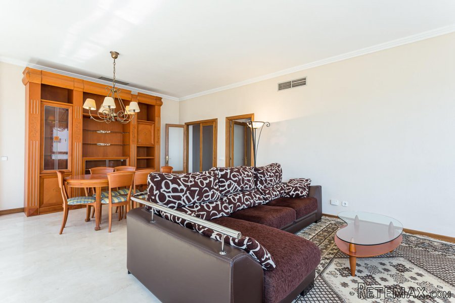 Comprising of 3 bedrooms, 2 bathrooms (1 ensuite), guest.. - 3
