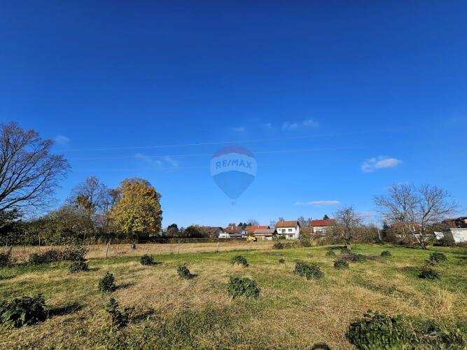 IVANIĆ GRAD, građevinsko zemljište 3402m2 - 3
