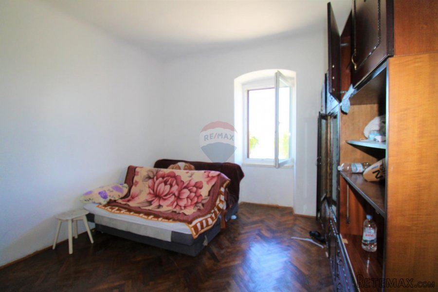 Rovinj,pola kuće s vrtom60m2 i poslovnim prostorom-otvoreni - 3