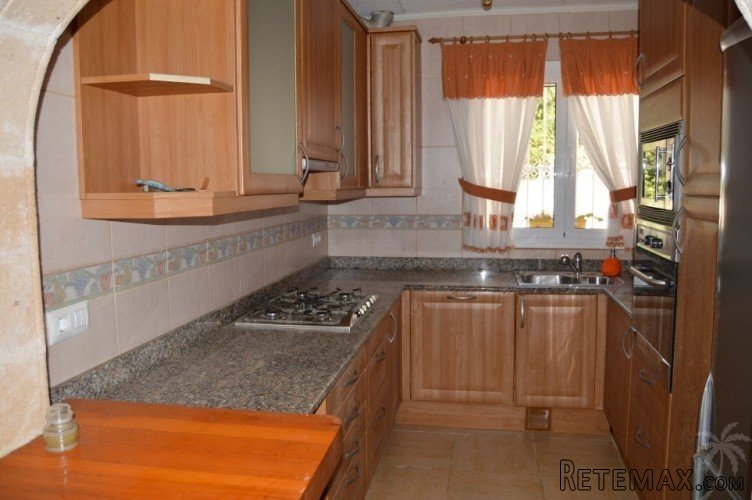 Reduced from 315,000 Euros! Located in a very quiete area.. - 7