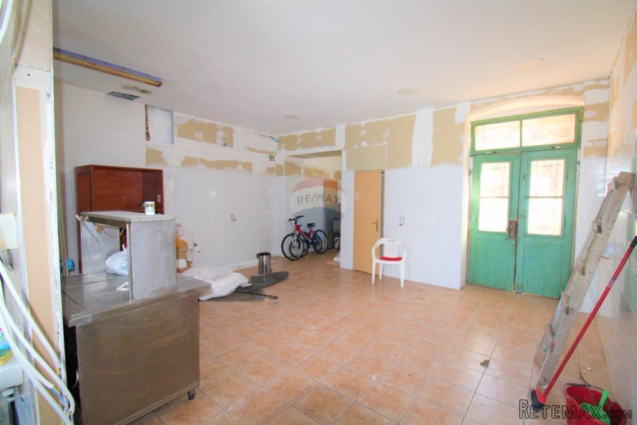 Rovinj,pola kuće s vrtom60m2 i poslovnim prostorom-otvoreni - 7