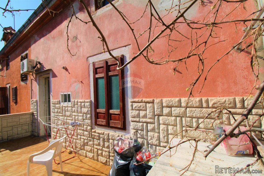 Rovinj,pola kuće s vrtom60m2 i poslovnim prostorom-otvoreni - 8