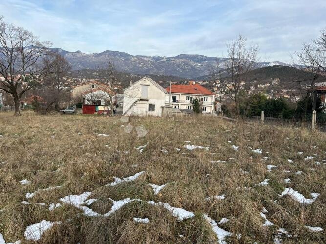 STARINA NA 4525m2 GRAĐEVINSKOG ZEMLJIŠTA!!! - 2