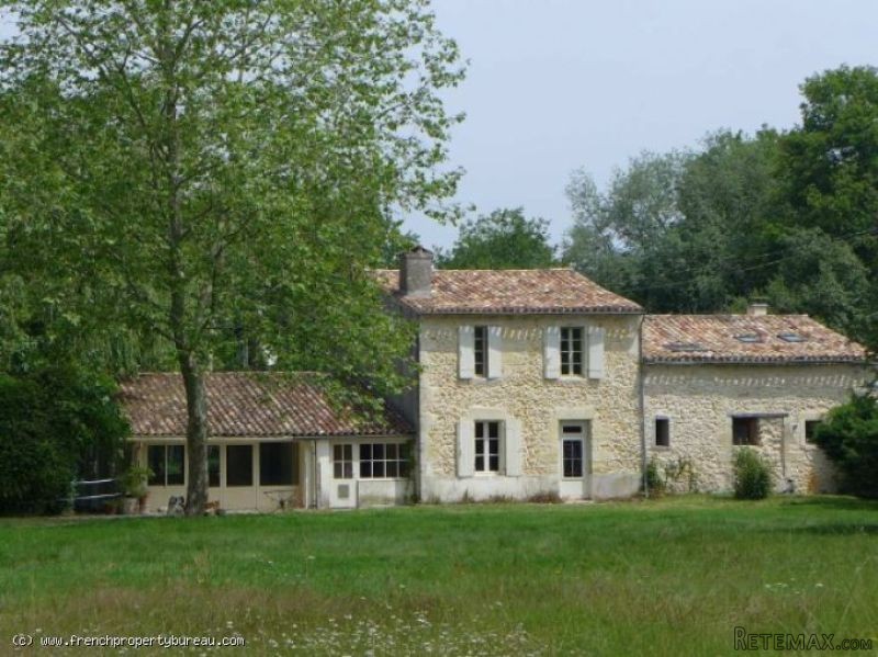 BEAUTIFUL STONE PROPERTY WITH POOL IN 3..