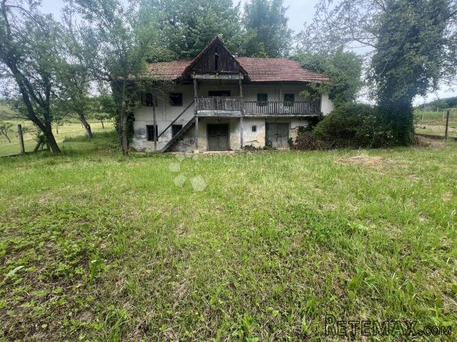 Građevinsko zemljište 1.600 m2 sa starom kućom za rušenje -