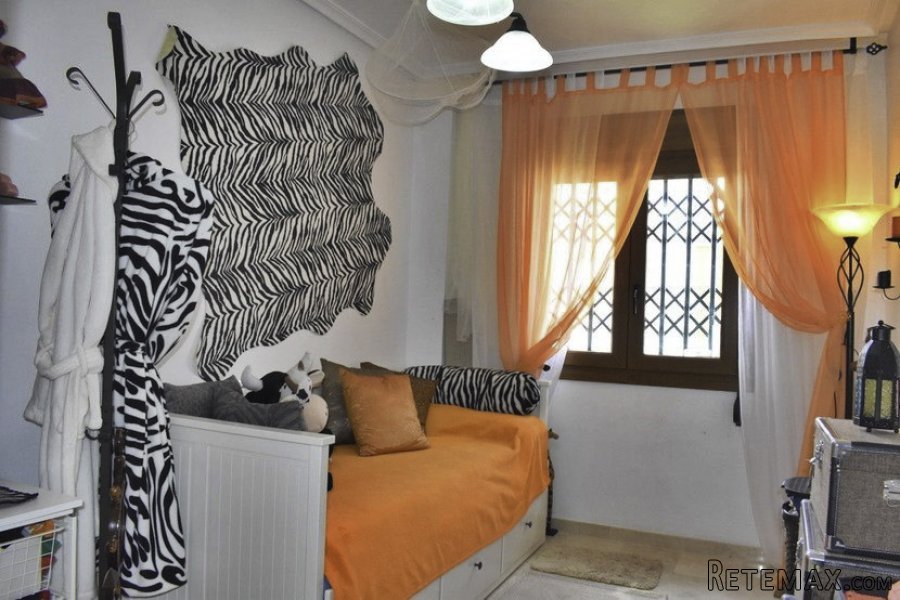 This duplex has 2 bedrooms and 1 complete bathroom and a.. - 4