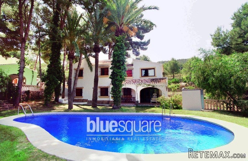 5 houses on a spectacular 3000m2 plot..