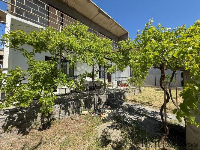 Kaštela - dvosoban stan za adaptaciju s velikim vrtom