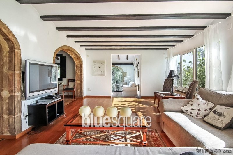 Spacious 6 bedroom villa in Javea - 2