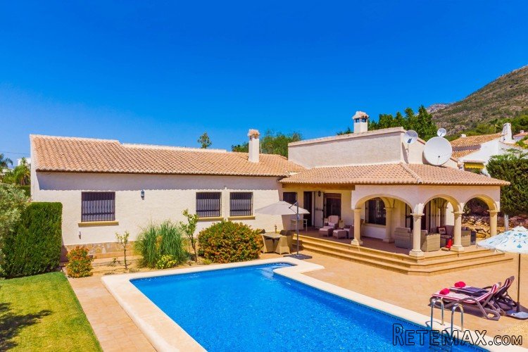 Well located 4 bedroom villa at the end of a small cul de.. - 2