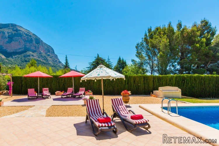 Well located 4 bedroom villa at the end of a small cul de.. - 3