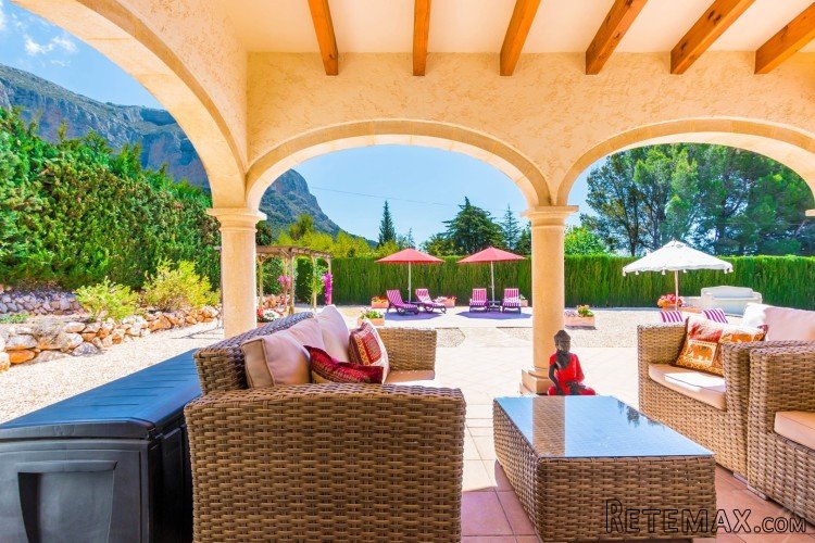 Well located 4 bedroom villa at the end of a small cul de.. - 4