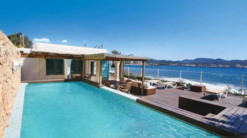 Beautiful villa on first sea line