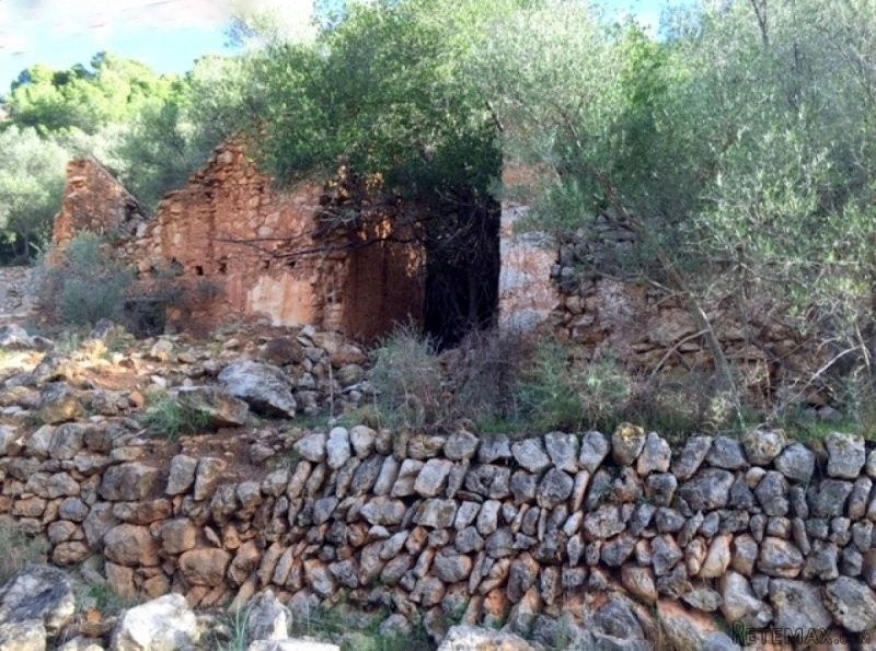 Nice building plot with a ruin in the..