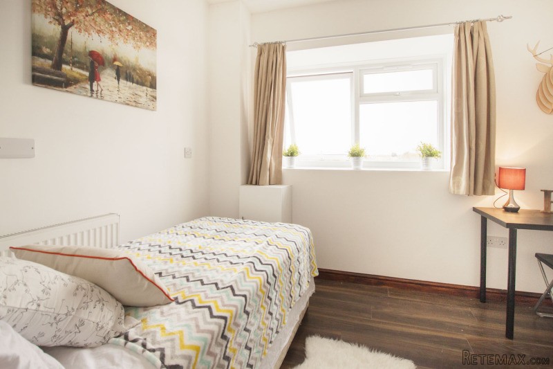 Single with single bed near Acton Town..
