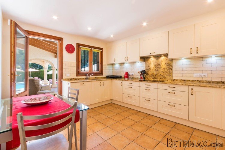 Well located 4 bedroom villa at the end of a small cul de.. - 8