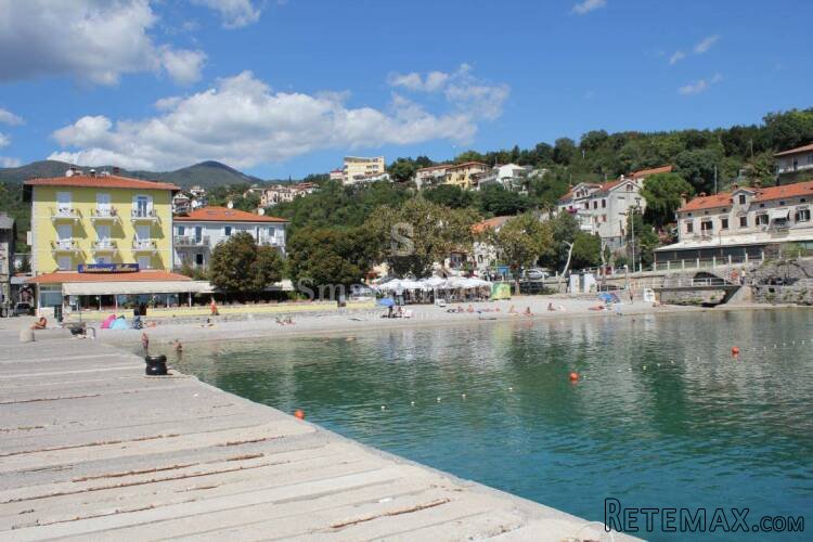 IKA, poslovno turistička zgrada prvi red do mora - prodaja