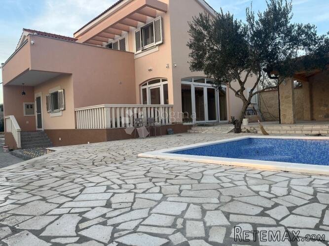 PRILIKA! Predivna vila s bazenom u zaleđu Vodica - 3