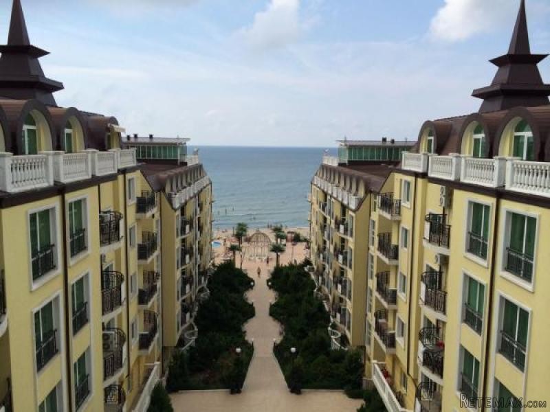 1 BED beach front apartment, Elenite..