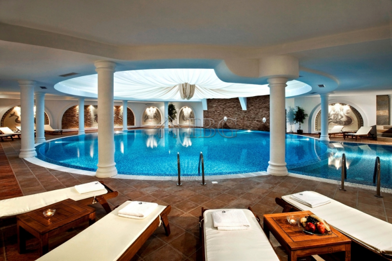 2-bedroom apartment with a fireplace in..