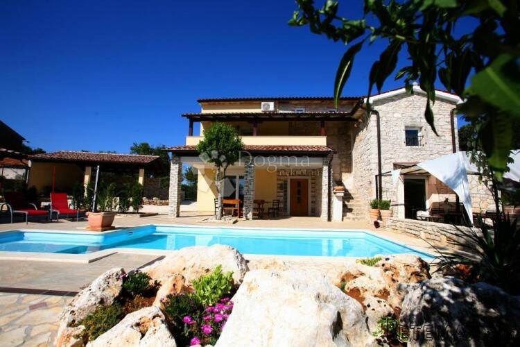 Prekrasna istarska villa s bazenom, 220 m² i 5 en-suite spav