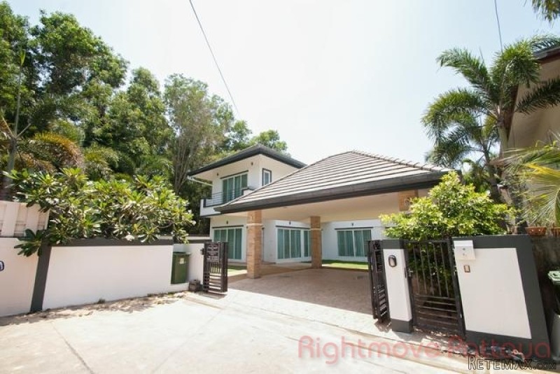 5 Bedroom House for sale in East..