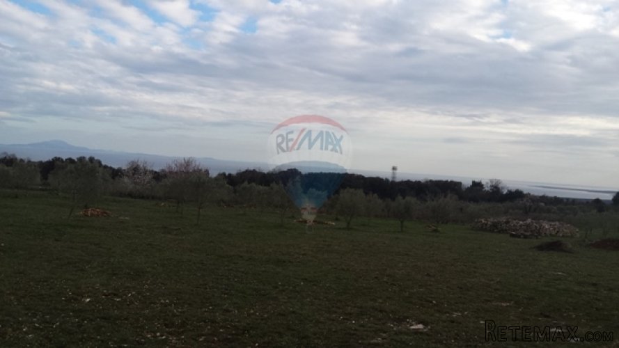 KRASAN GRAĐEVINSKI TEREN NA RUBU SELA - POGLED MORE