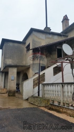 KUĆA U BLIZINI LABINA SA 90 000 M2 PARCELE