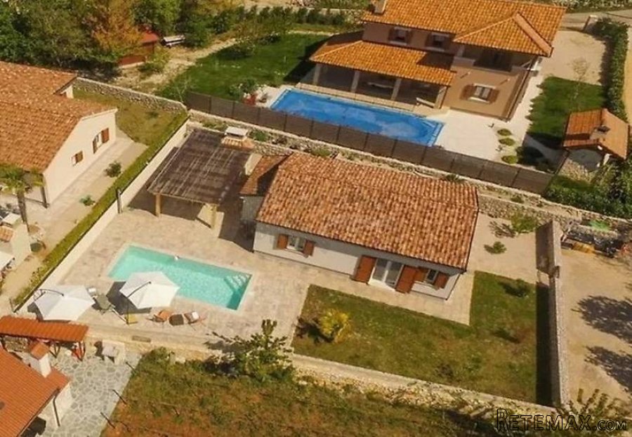 Prekrasna kuća s bazenom i 3 spavaće sobe! Otok Krk!