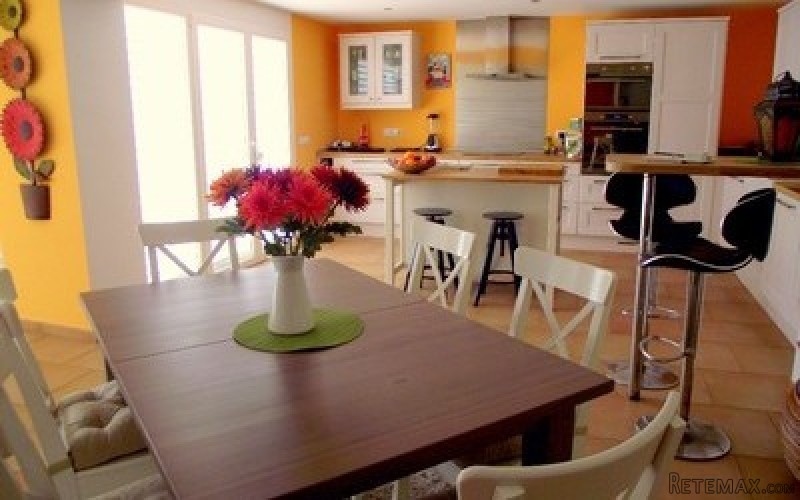 3 bedrooms and 3 bathrooms apartment..