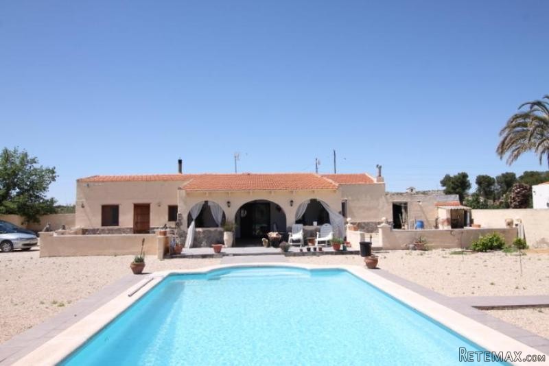 Villa with pool in Villena can be split..