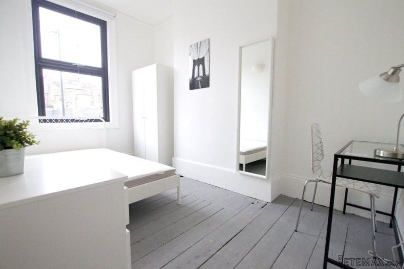 Single with double bed near Finsbury..