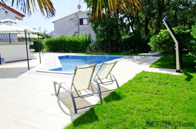 VILA S BAZENOM - 2