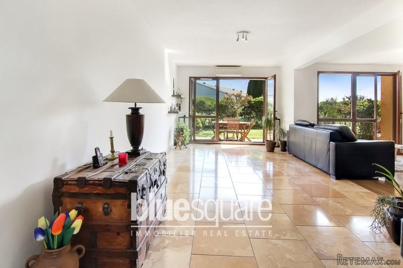 SPACIOUS 3 BEDROOM DUAL ASPECT..