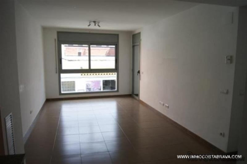 ROSES: Apartment in a recently built..