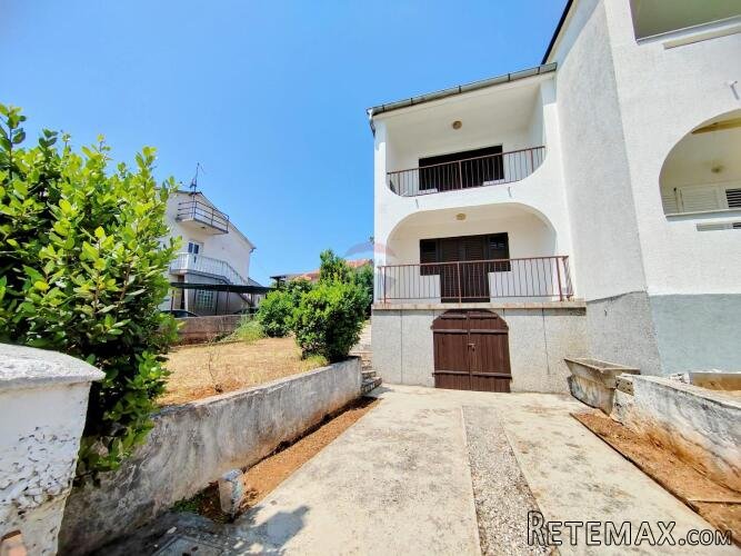 OTOK KRK-okolica grada Krka dvojna kuća sa dva apartmana - 2