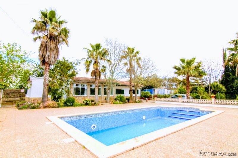 Nice country house with pool in..
