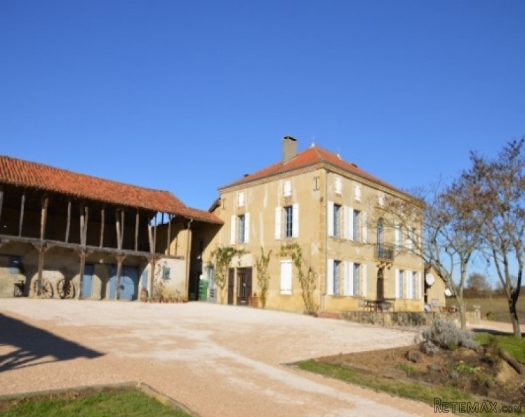 Superb manor house set at the end of a..