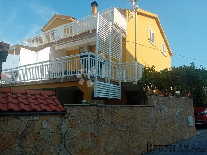 PRODAJE SE – PROSTRANA KUĆA S APARTMANIMA, POGLEDOM NA MORE