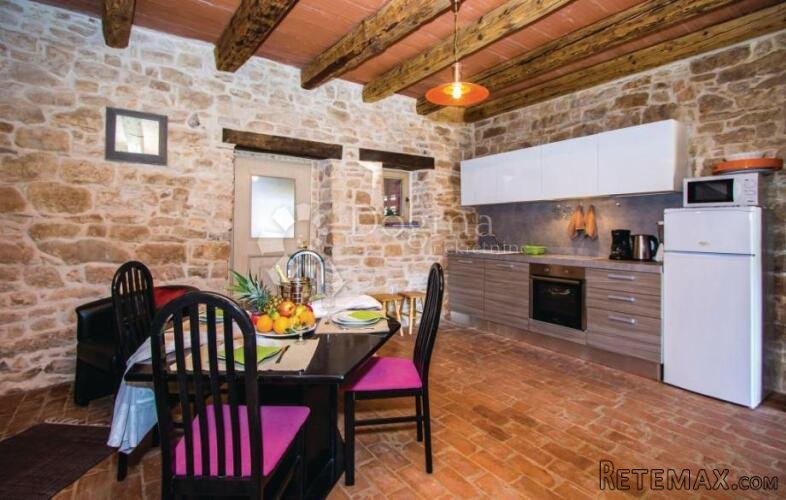 PRILIKA! RENOVIRANA TRADICIONALNA ISTARSKA KAMENA KUĆA S BAZ - 6