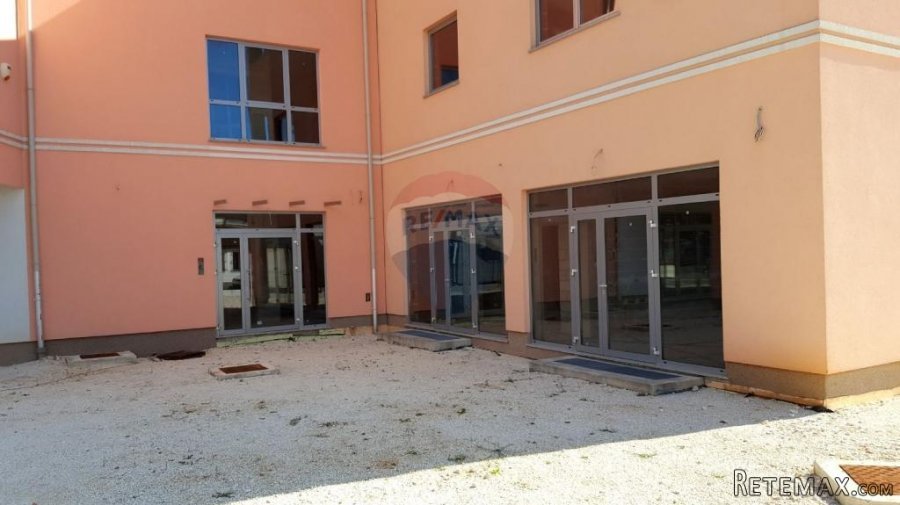 Poslovna zgrada na odličnoj poziciji - 8