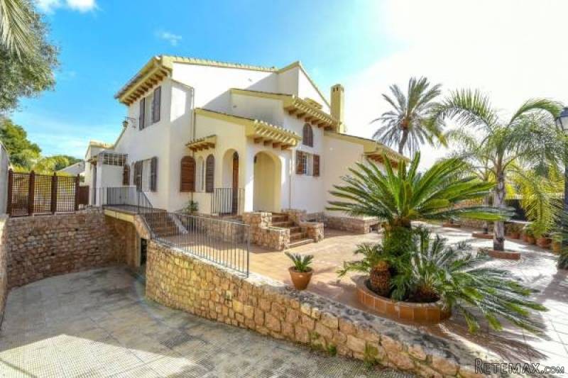 4 Bedroom 3 Bathroom Villa In Dehesa De..
