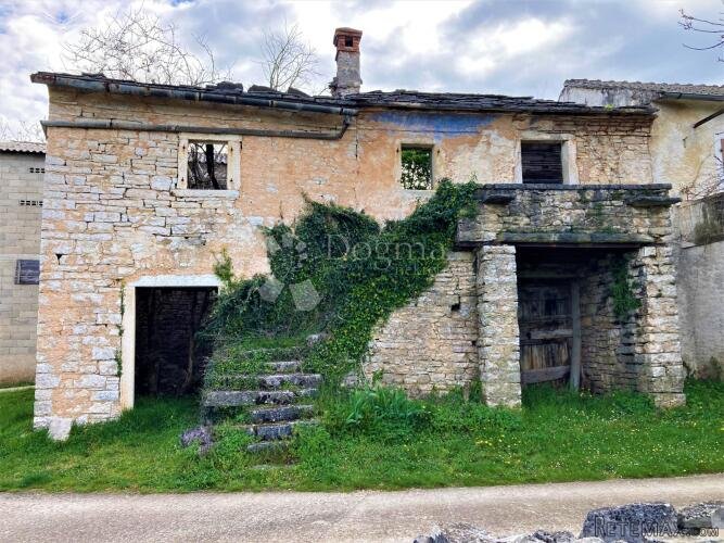 PRILIKA!! STARINA SA POTENCIJALOM U OKOLICI ŽMINJA - 2