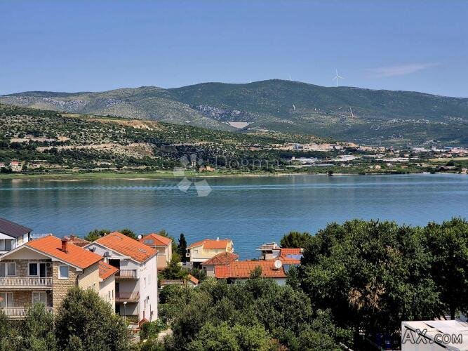 Fantastična lokacija, dvojna kuća sa 3 apartmana samo 250 me