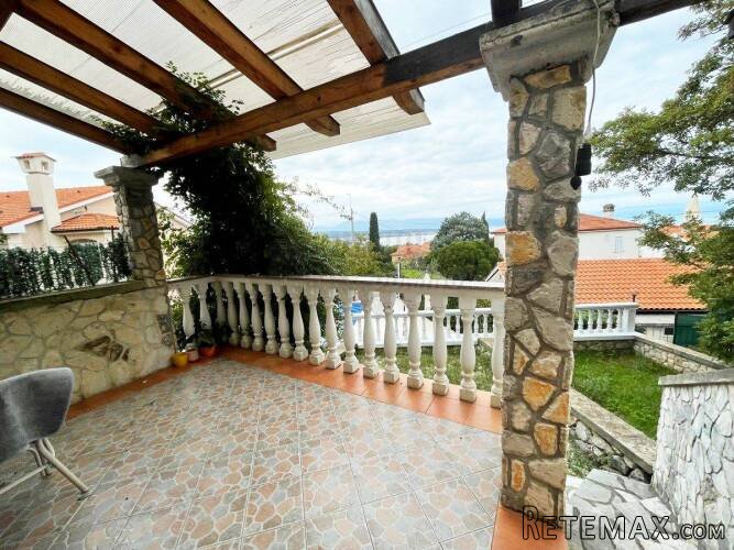 Kuća s 2 apartmana, okolica Malinske!